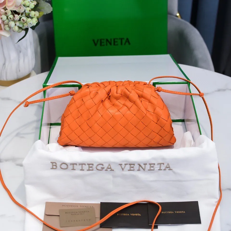 Batch 1260 large grid weaving The pouch cloud bag is the first series designed by former Celine designer Daniel Lee after joining BV. The upper body is extremely ecstatic ~ fashionable and classy ~ elegant and concise, lazy and intellectual size: 23*13*8 [Little Cloud Rough Weave#]